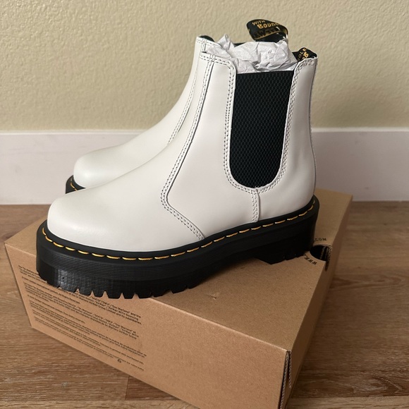 BNIB Dr. Martens unisex-adult 2976 Quad Chelsea Boot (White) Size 7 Women/6 Men - Picture 4 of 11